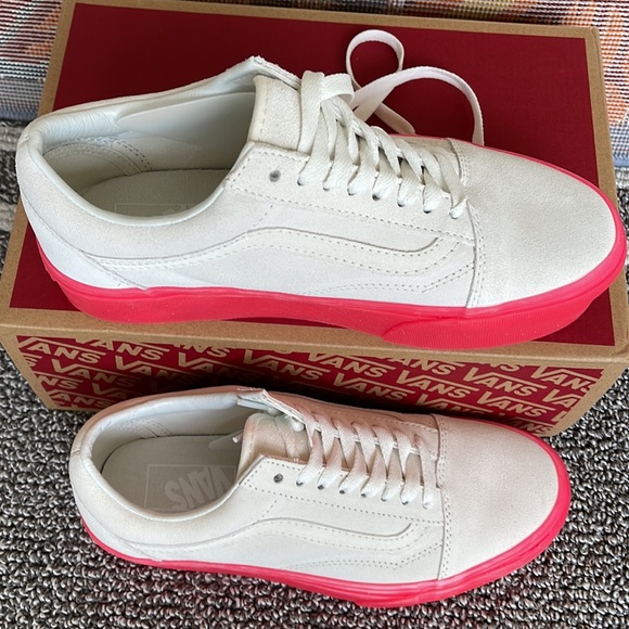 Vans WMNS Old Skool Stacked 
Suede Blanc De Blanc/Pink
VN0A7Q5MCCS
Platforms - Picture 3 of 16
